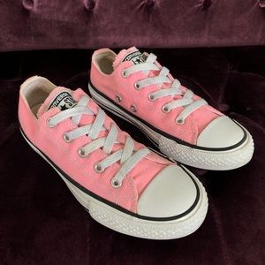 LIKE NEW Converse low top classic pink sneakers
